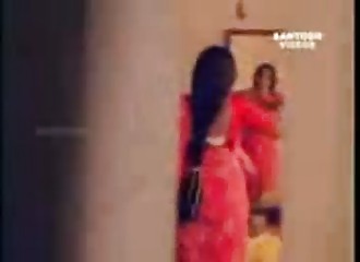 Mateur il espionne une indienne qui s'habille