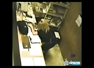 Masturbation au bureau devant une caméra de surveillance