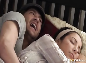 Il la baise au lit et avec conviction