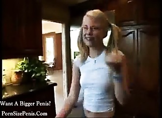 Une lesbo blonde lèche une coquine