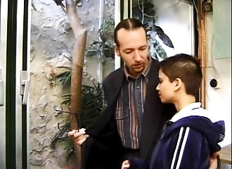 Hypnotisée elle accepte d'avaler son foutre