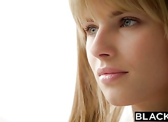 Elle suce et se fait détruire l'anus par une grosse queue black