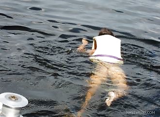 Brune nue sur le bateau