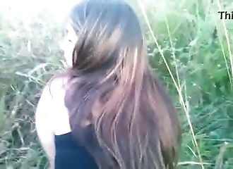 Pipe dans un pré cul nu