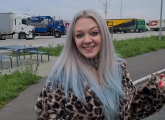 Jeune beauté audacieuse se régale dans les toilettes d'aire de repos