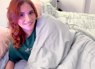 Ma demi-sœur m’a surpris en train de l’observer pendant qu’elle se donne du plaisir