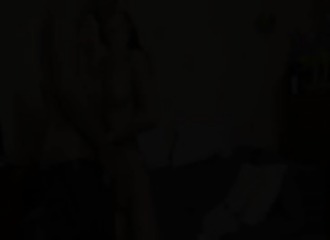 Une belle russe brune piaille en levrette