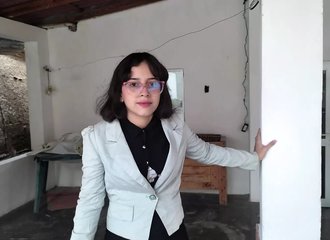 Jeune reporter vénézuélienne se dévêt dans un cadre extérieur