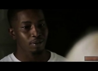 Cette chatte blonde broutée par un lécheur black