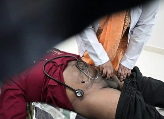 Un médecin indien examine le pénis d'un patient dans son cabinet