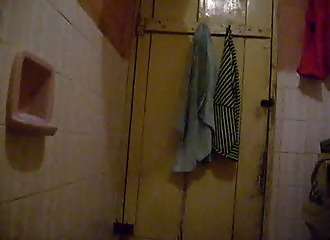 Strip d'un mec tout excité qui se branle 