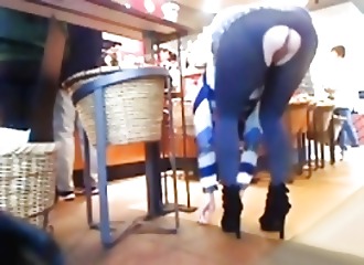 Elle se filme avec un plug anal dans un café Starbuck