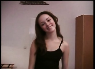 Julia s'excite comme une salope