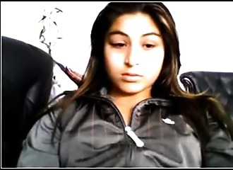 Cam cul avec cette brune à petits lolos