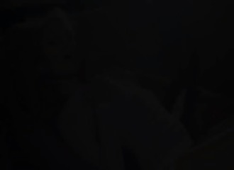 Elle simule une baise avec son gode rose