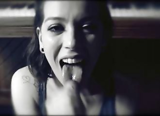 Cette p’tite cochonne vide goulûment les couilles de son professeur de piano