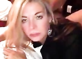 Il prête sa femme qui se fait prendre en levrette