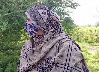 Jeunes étudiantes indiennes en jeans et débardeur se retrouvent dans un hôtel