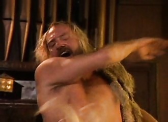 Elle pompe sa queue et accepte tout